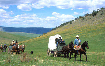 Neo-settlers in wagons and on horseback