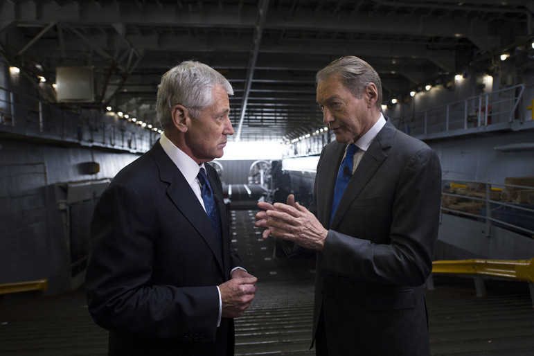 Charlie Rose, right, talks with former Secretary of Defense Chuck Hagel. Rose won the Cronkite Award for Excellence in Journalism. (Photo: Aaron Hostutler, via Wikimedia Commons)