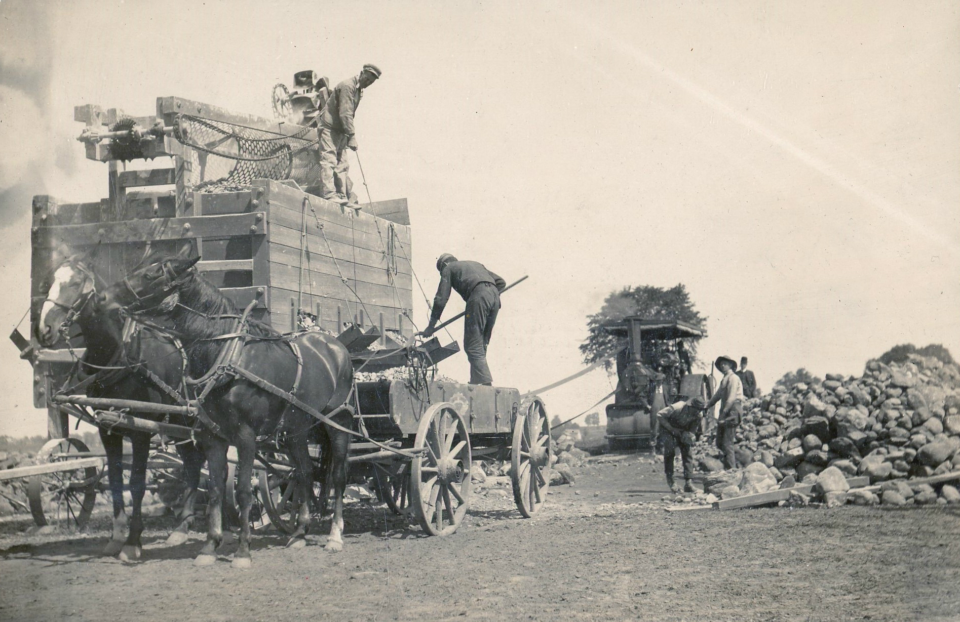 In a photo from the 1910s