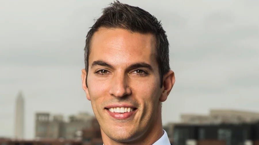 Headshot of NPR host Ari Shapiro
